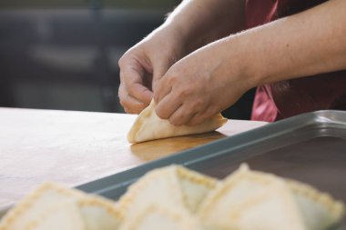 Eller tarafından yapılan çiğ pasta