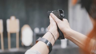 Atış poligonu bir silah ile çekim kadın