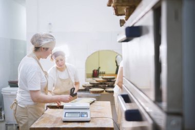 Fırında gülümseyen aşçılar iş