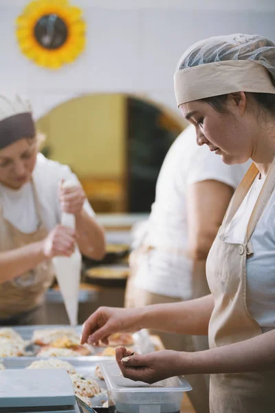 Kockar laga pizza i bageriet — Stockfoto