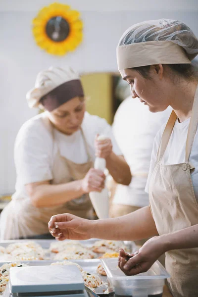 Kockar laga pizza i bageriet — Stockfoto