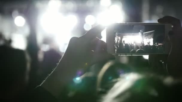 Åskådare på musik konsert fotografering video på din smartphone — Stockvideo