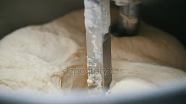 Специальная машина смешивает тесто — стоковое видео