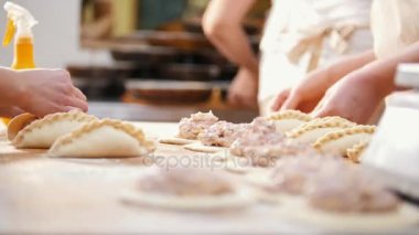 Aşçılar börek fırını elinde tarafından şekillendirme