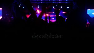 Adam stadyumunda rock konseri dinler