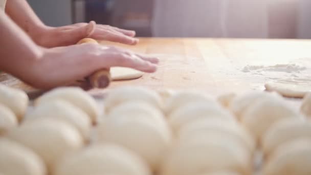 Cocinar enrollar la masa para hornear, trozos de masa cruda en el tablero — Vídeo de stock