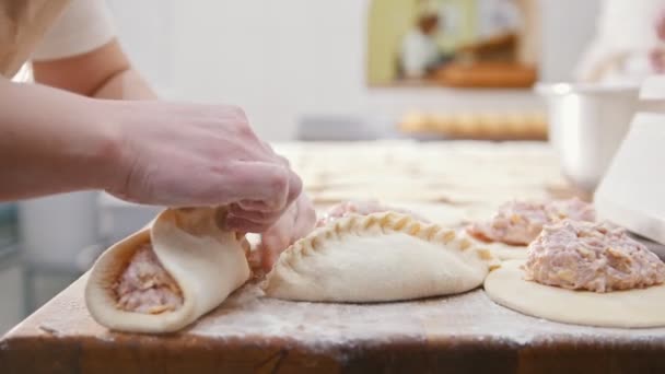 Kuchaři dělá pekařské výrobky rukou — Stock video