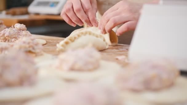 Cozinheiro está moldando produtos de padaria por mãos — Vídeo de Stock