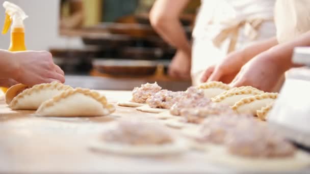 Cooks sta plasmando le torte con le mani nel forno — Video Stock