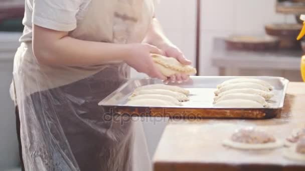 Koch legt Kuchen aufs Blech zum Backen — Stockvideo