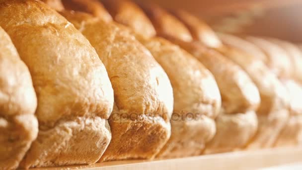 Wiele bochenków chleba na tacy na sprzedaż — Wideo stockowe