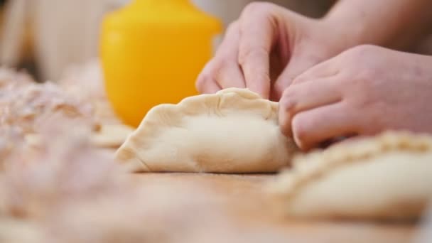 Cozinheiros está moldando tortas por mãos na padaria — Vídeo de Stock