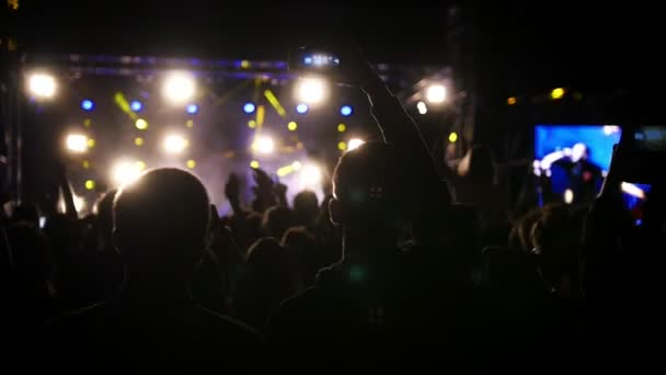 Молодые люди на концерте рэп-рока, замедленная съемка — стоковое видео