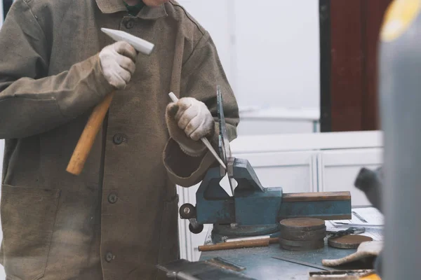 Permiso de perforación eléctrica de plexiglás con vise - taller — Foto de Stock