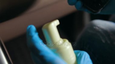 Kız eldiven krem fırça koyarak ve bir araba iç çamaşır