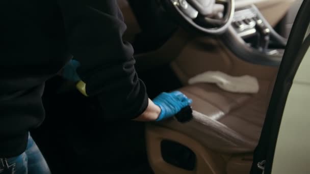 Trabajador en guantes es lavar con cepillo un interior de coche y asientos — Vídeos de Stock