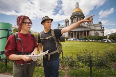 Genç turist yolu landmark Saint Petersburg, Rusya'nın kağıt haritada denetleme
