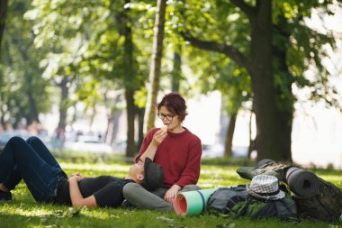 Gençler turist sırt çantaları ile birkaç dinlen Şehir Parkı