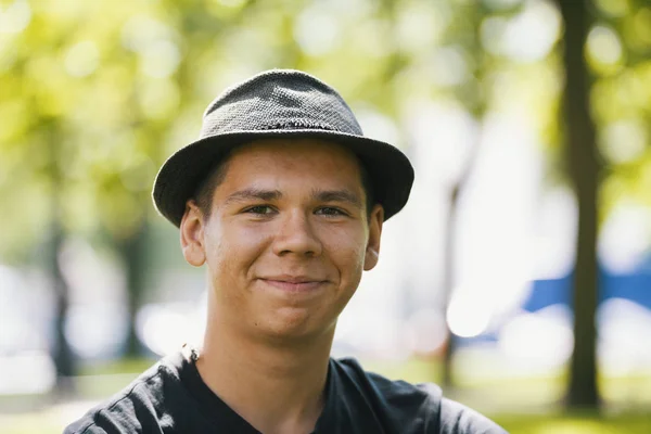 Porträtt av en ung man turister i hatt — Stockfoto