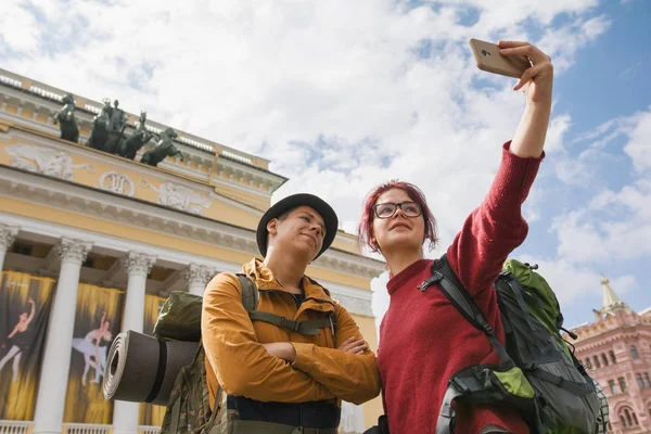 Jovem casal de turistas tirando selfies contra o teatro Bolshoi em São Petersburgo — Fotografia de Stock