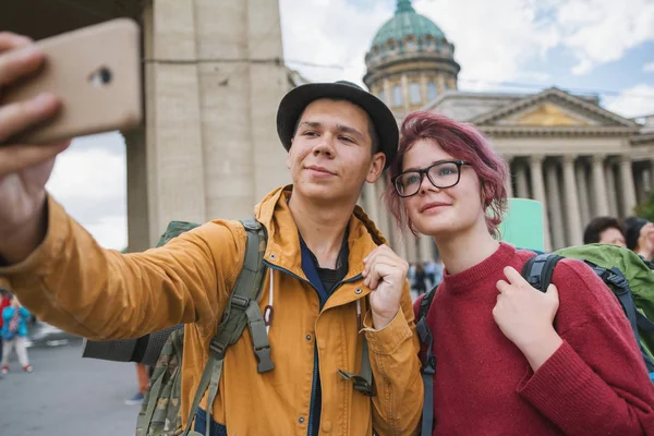 Pareja joven de turistas tomando selfies contra la catedral de Kazán en San Petersburgo —  Fotos de Stock