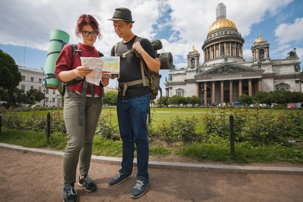 Genç turist yolu Kazan Kathedral Saint Petersburg, Rusya'nın yakınındaki kağıt harita üzerinde denetleme