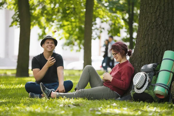 Genç çift turist sırt çantaları ile parkta dinlen