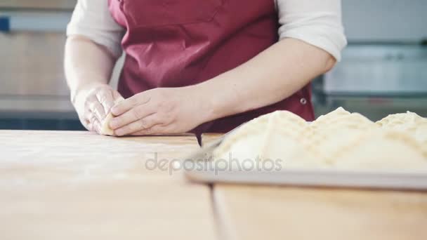 Cook bakar, formning och dekorera läckra pajer med fyllning i bageriet — Stockvideo