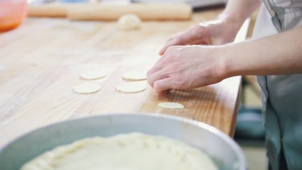 厨师是烘烤, 形成和装饰馅饼在面包店, 装饰品的准备 — 图库视频影像