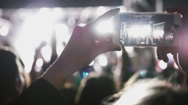 Seyirci smartphone üzerinde çekim video müzik konserinde