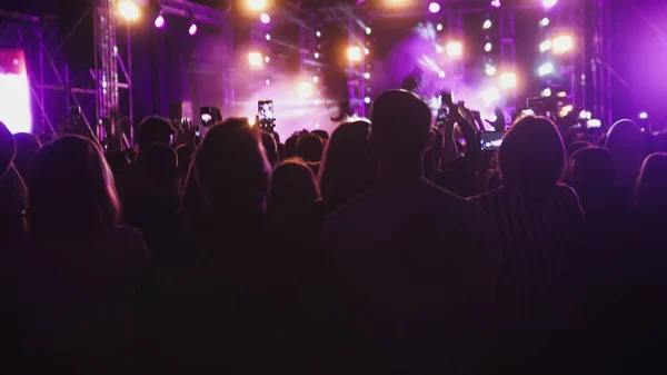 Jonge mensen dansen op de rep rockconcert — Stockfoto