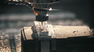 Torna keser, keskinleştirir ve metal detay işleme, metal parçalar, içinde tafsilât-in farklı delik kesme kıvırcık cips kaldırır