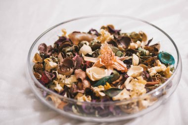 Kurutulmuş çiçekler ve cam levha - otlar Aromaterapi
