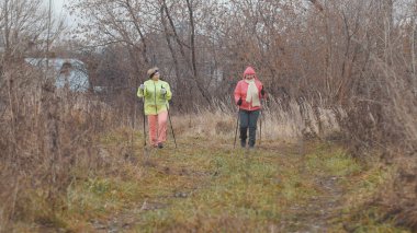 Sonbahar park Nordik yürüyüş önce sıcak yapıyor yaşlı kadınlarda