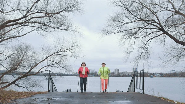 Nordic walking pro starší ženy, venkovní - dvě starší dámy mají výcvik venkovní — Stock fotografie