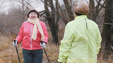 İki kadın emekliler eğitim açık var