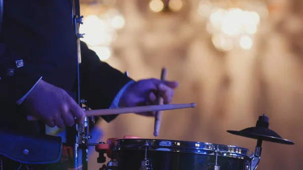 콘서트에서 연기자 놀이 드럼 스틱 드럼 — 스톡 사진