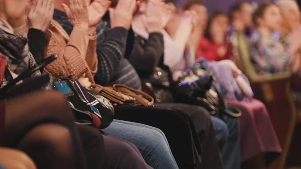 Spectators on the concert hall applauding the performance on stage — Stock Photo, Image