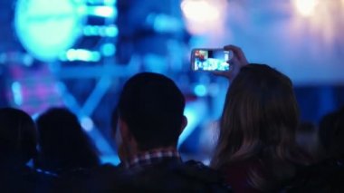 Siluet eller izleyici kalabalık insan telefon konser sırasında kullanın.