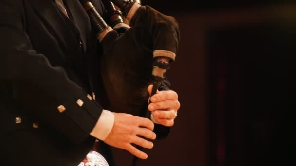 Волынка играет на музыкальном инструменте на сцене — стоковое видео