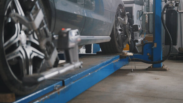 Lifted car in professional service - the collapse of convergence - process repairing