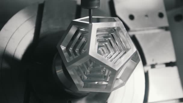 Изготовление 3D деталей на станке на заводе — стоковое видео
