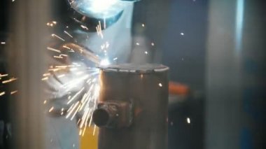 Kaynakçı Kaynak Kaynak Sanayi tesisinde metal parçalar