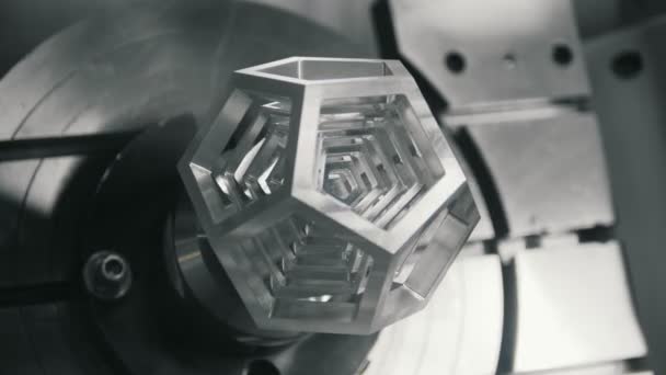 Производство 3D деталей на станке на заводе — стоковое видео