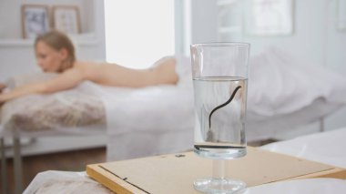 Sarışın güzel kız tıp prosedürü - hirudotherapy