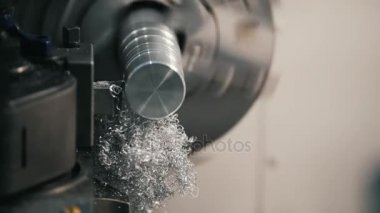 Torna makine fabrikası, metal talaşı, endüstriyel kavramı üzerinde metal parçaların yapma, ön görünüm