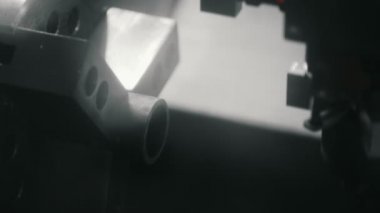 Bir Torna üzerinde işlenmiş metal parçalar otomatik değiştirme