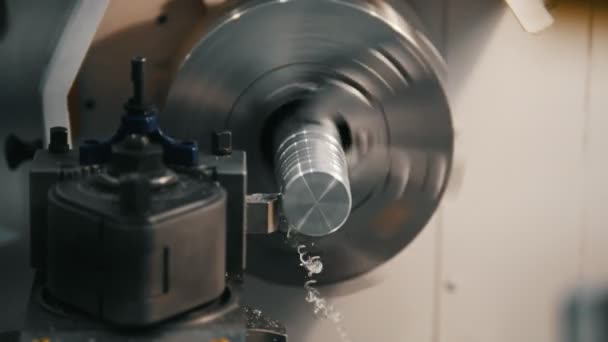 Fabricação de peças metálicas na máquina de torno na fábrica, aparas de metal, conceito industrial — Vídeo de Stock
