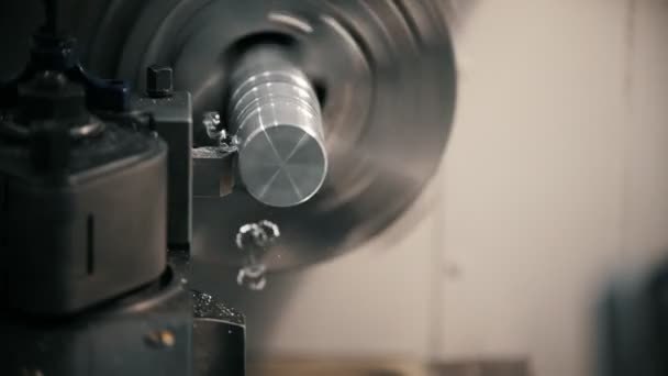 Corte de piezas metálicas en la máquina de torno en la fábrica, virutas metálicas, concepto industrial, vista frontal — Vídeo de stock