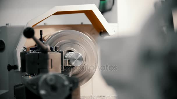 Filetage de pièces métalliques sur la machine de tour à l'usine, beaucoup de copeaux de métal, concept industriel, vue de face — Video